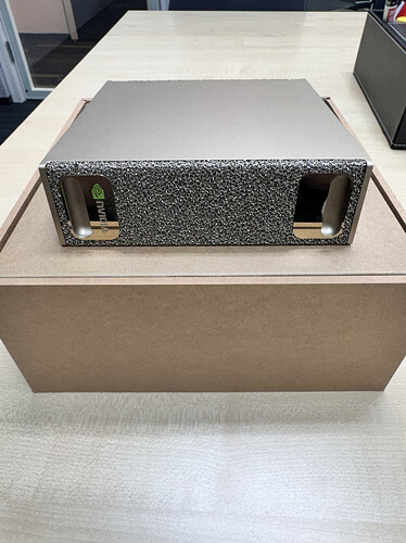 DGX Spark主机正面视图